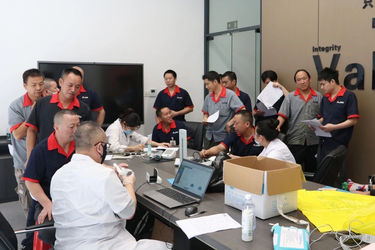Medical professionals conducting occupational health examinations at XIECHENG