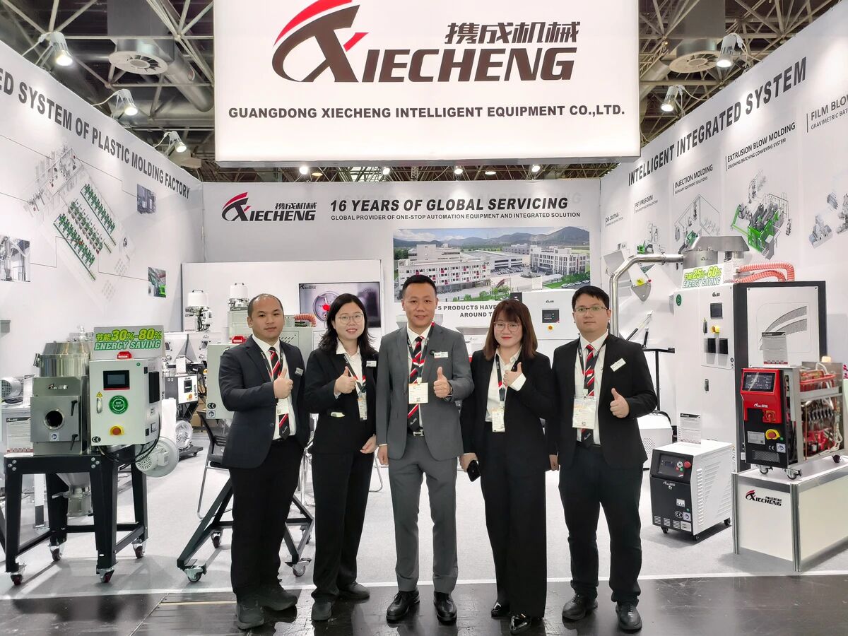 A group photo of the Xiecheng team at the K exhibition