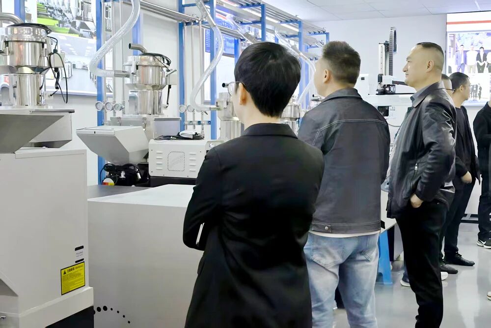 Customers are visiting our central feeding system