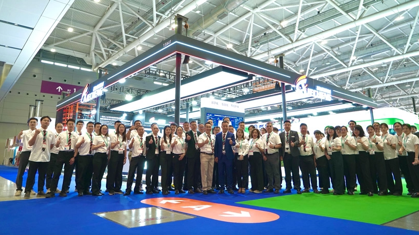 Xiecheng ignited CHINAPLAS 2025 on the first day! Digitalization + energy-saving black technology, booth 13A41 was packed!
