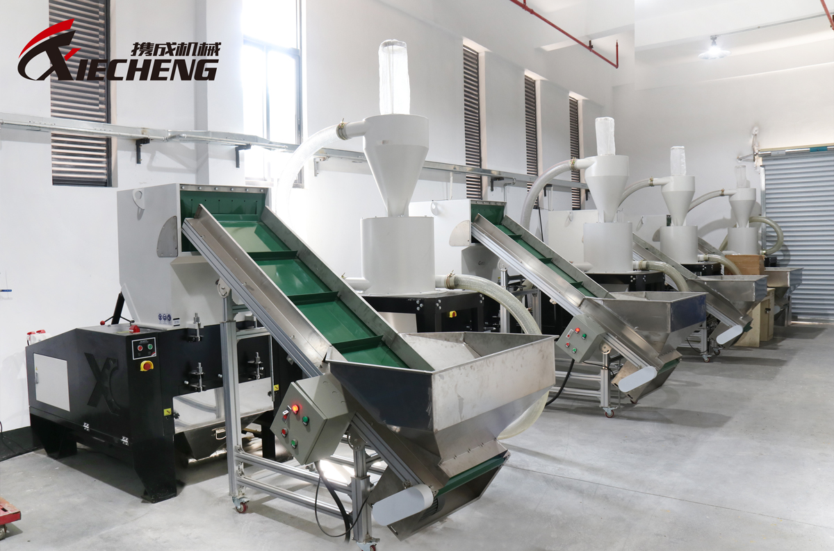 Semi-automatic crushing system with conveyor belt.